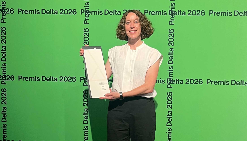 Nerea Vesga responsable de Dise�o y R&D en Niessen con el galardon en los Premios Delta 2026