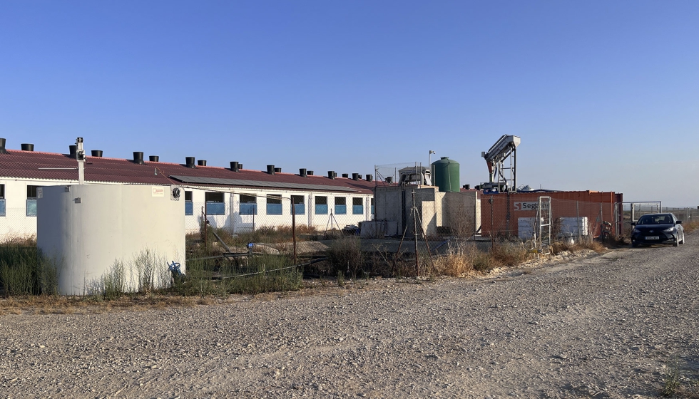Vista general con el dep�sito de pur�n acidificado en primer plano y planta de separaci�n-acidificaci�n al fondo (Agroganadera Escor�n, Tauste)...