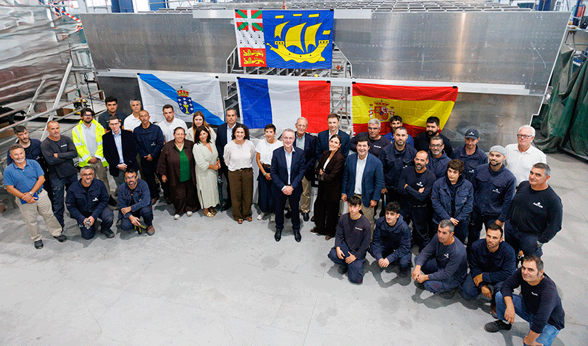 Representantes de AISTER y de Saint Pierre et Miquelon, junto a las autoridades locales, durante la visita a las instalaciones del astillero...
