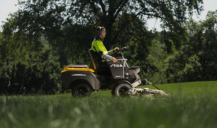 El nuevo STIGA ePark Pro combina el sistema de direcci�n articulada de la marca con un sistema de bater�as ePower Pro para ofrecer un tractor...