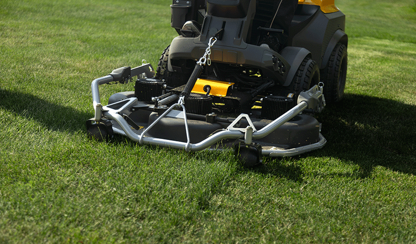 La plataforma de corte frontal Combi ePro 110 Q Plus facilita la visibilidad y la precisi�n al trabajar junto a �rboles, parterres y vallas...