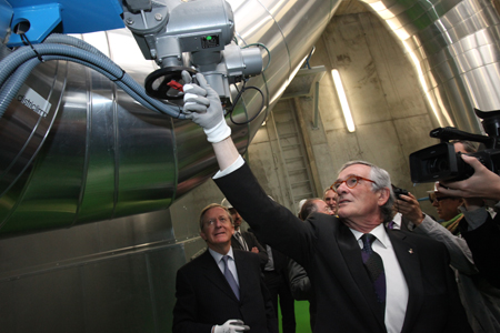 El alcalde de Barcelona, Xavier Trias, durante la inauguracin de la nueva central de produccin energtica Tnger