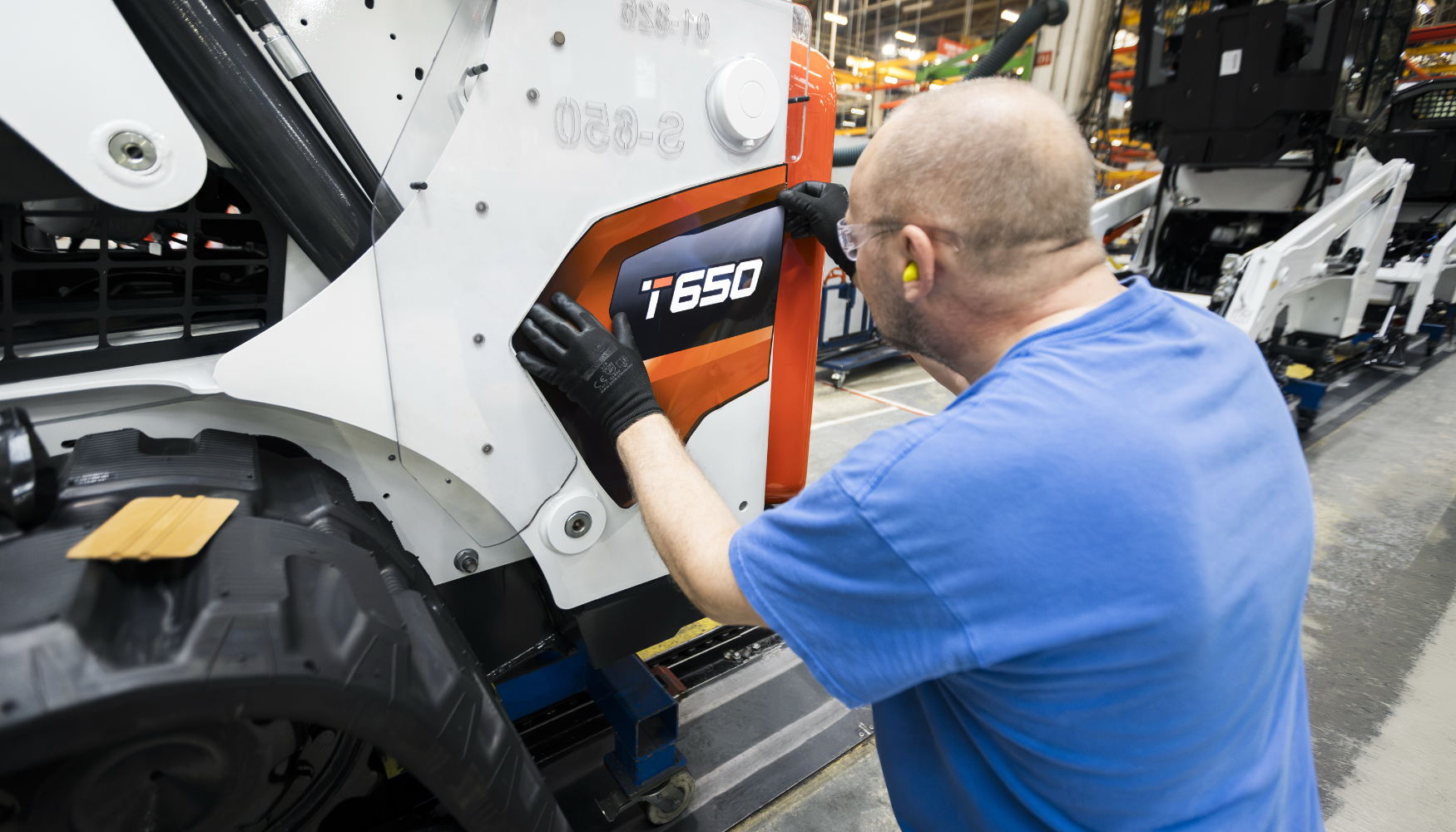 La T650 est� dise�ada para abordar una amplia gama de aplicaciones y para trabajar con la extensa cartera de implementos Bobcat...