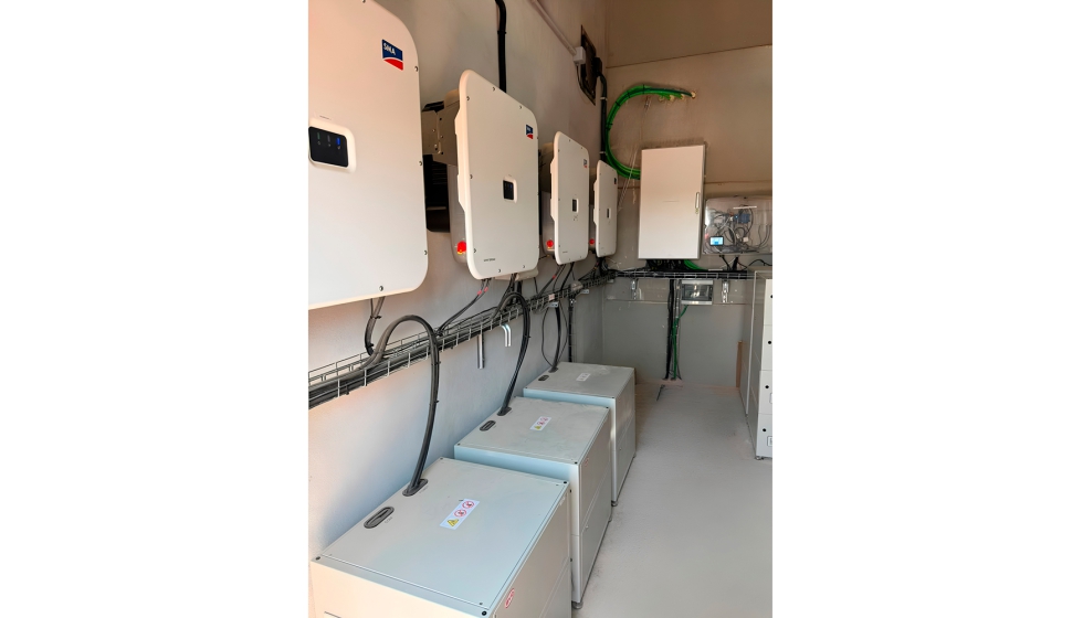 La generaci�n fotovoltaica se integra con cuatro inversores SMA Sunny Tripower de 15 kW y adem�s cuenta con siete bater�as BYD Battery-Box Premium 15...