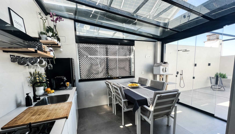 Entre las opciones disponibles para acondicionar estos espacios se encuentran las cortinas de cristal con estores solares...