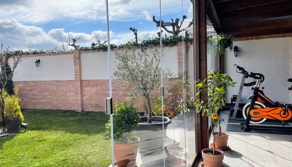 El acristalamiento permite que las plantas reciban una mayor cantidad de luz natural y, al mismo tiempo, queden protegidas frente al viento...