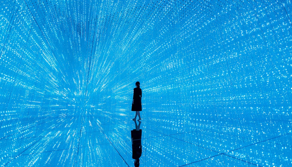 Estrellas infinitas en �The Infinite Crystal Universe� donde se pierde la percepci�n espacial