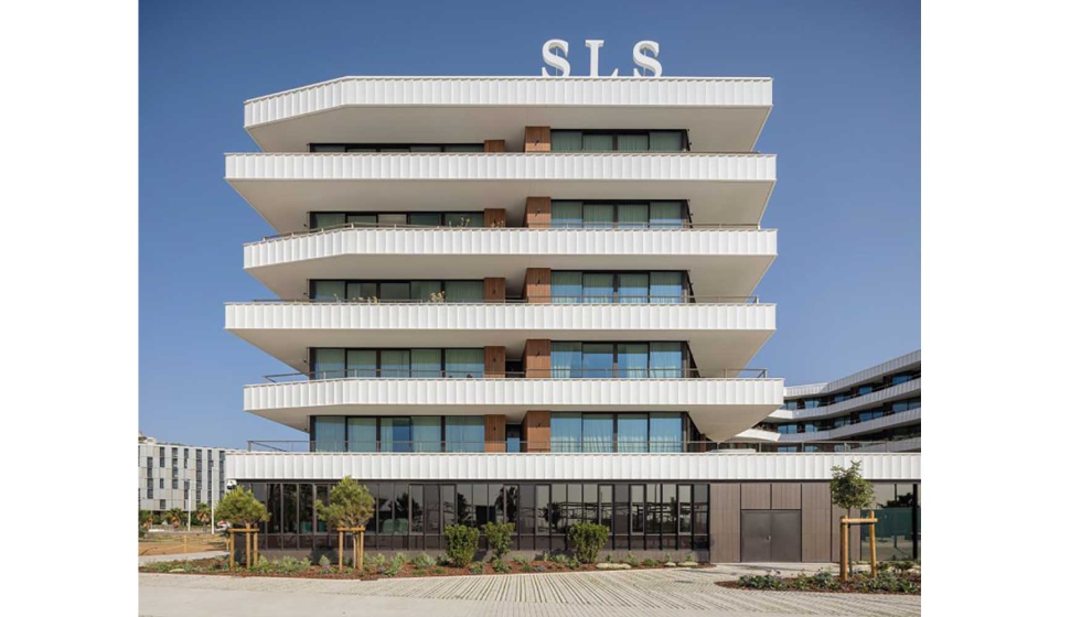 La elecci�n del sistema CTECH Cladding de DassoBamboo permiti� crear una fachada t�cnica de alto valor est�tico en el hotel SLS...