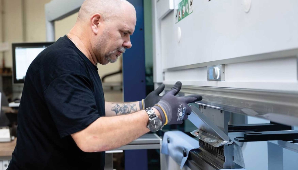 Las barbacoas y los cuencos de fuego de Fennek, fabricados principalmente de acero inoxidable, se fabrican con precisi�n en la TruLaser Cell 7040...