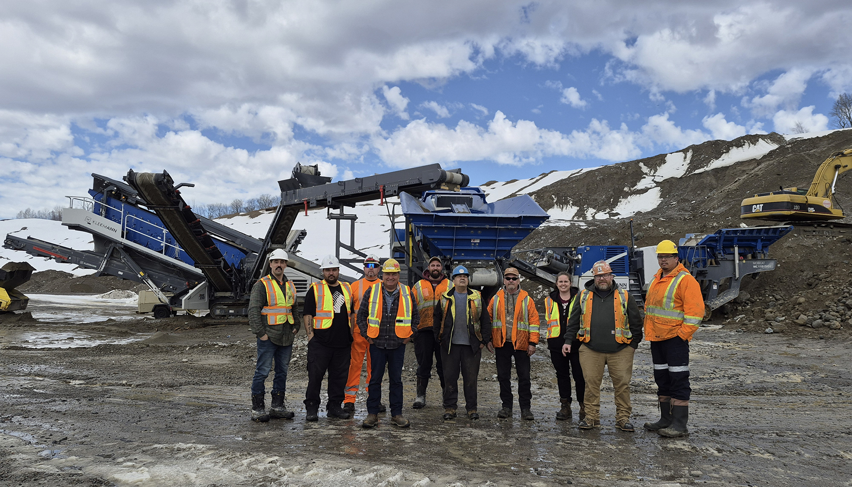 El equipo de la Garden River First Nation encargado del tratamiento de materiales