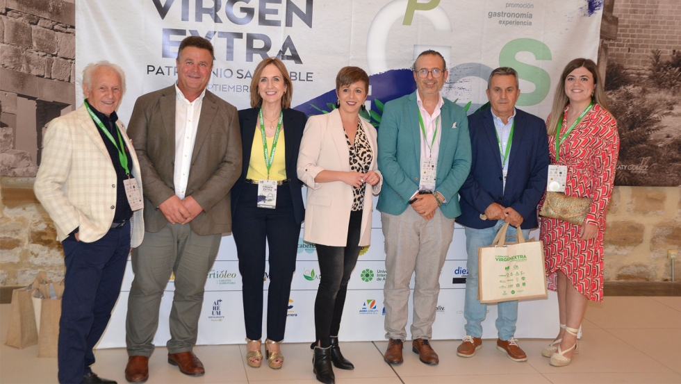 Soledad Rom�n -tercera por la izquierda-, gerente del Centro del Olivar y Aceite, junto a ponentes y protagonistas en talleres...