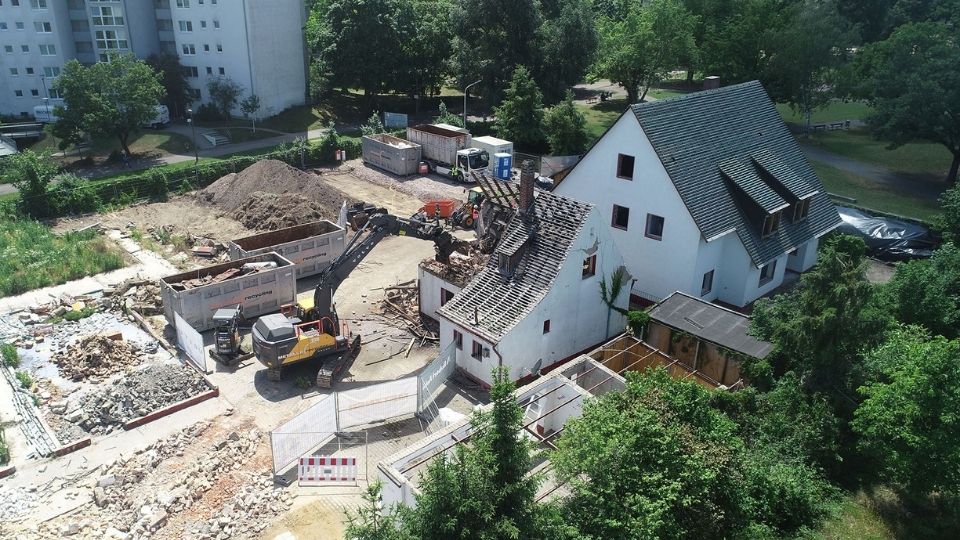 A escavadora el�trica Volvo EC230 participa na obra de demoli��o sem emiss�es