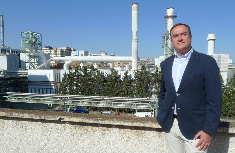 Jorge P�ramo junto a la f�brica de Tereos en Zaragoza