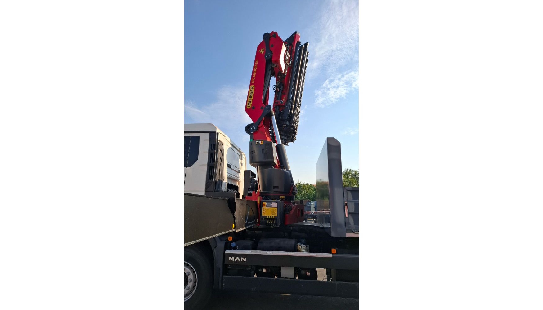 La configuraci�n suministrada incorpora algunas de las tecnolog�as m�s avanzadas desarrolladas por Palfinger para optimizar la seguridad...