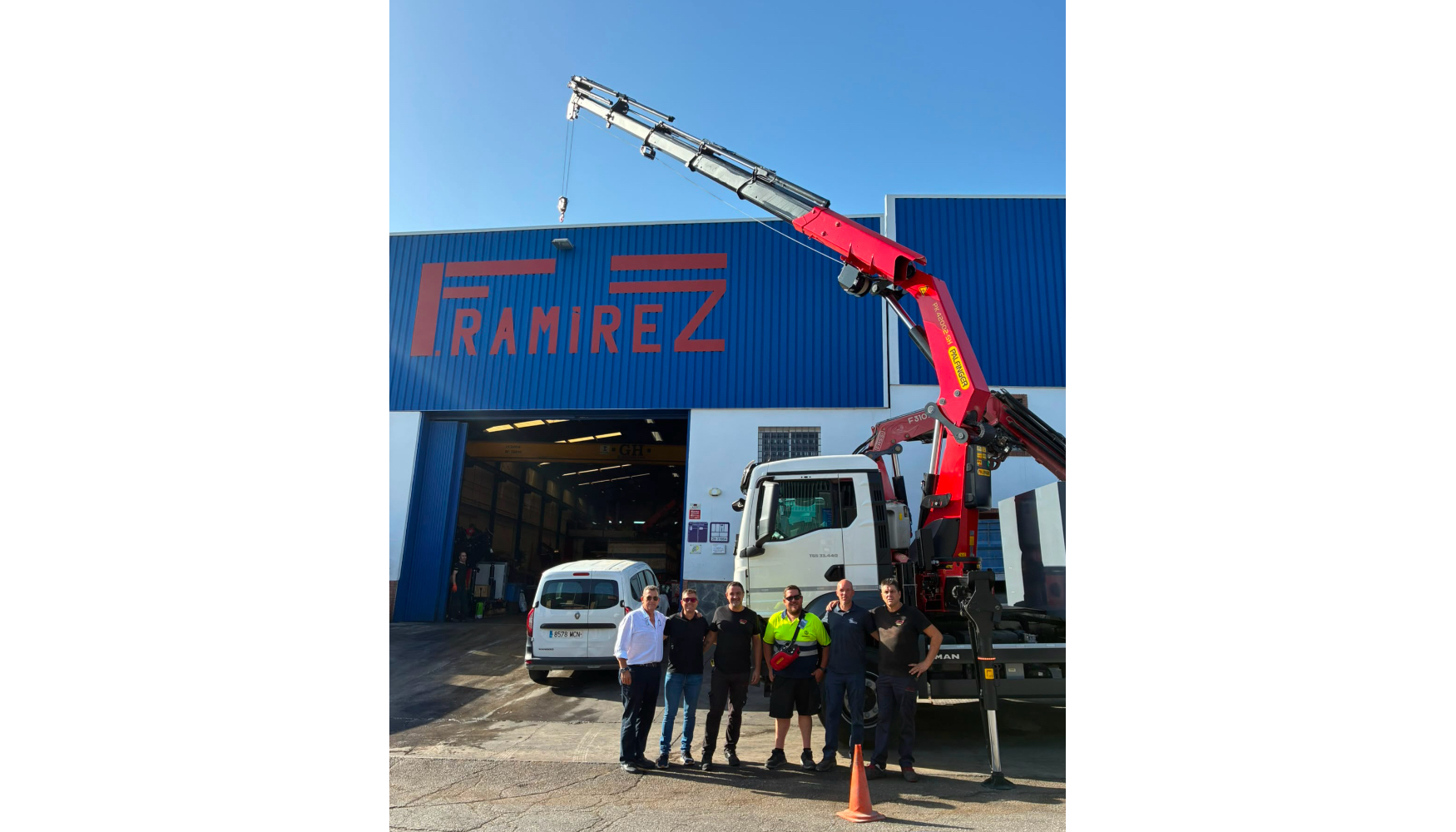 Entrega oficial de la nueva gr�a a Rocesan