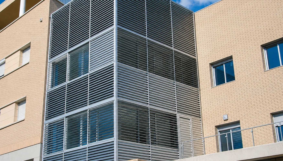 Lamas, celos�as o brise-soleil evitan que buena parte de la radiaci�n solar alcance el vidrio en los edificios...