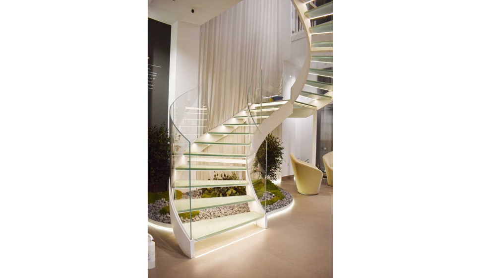 Ejemplo de vidrio curvado para escalera