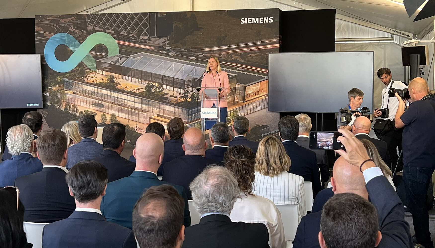 Veronika Bienert, CFO y miembro del consejo de administraci�n de Siemens AG, en un momento de su intervenci�n