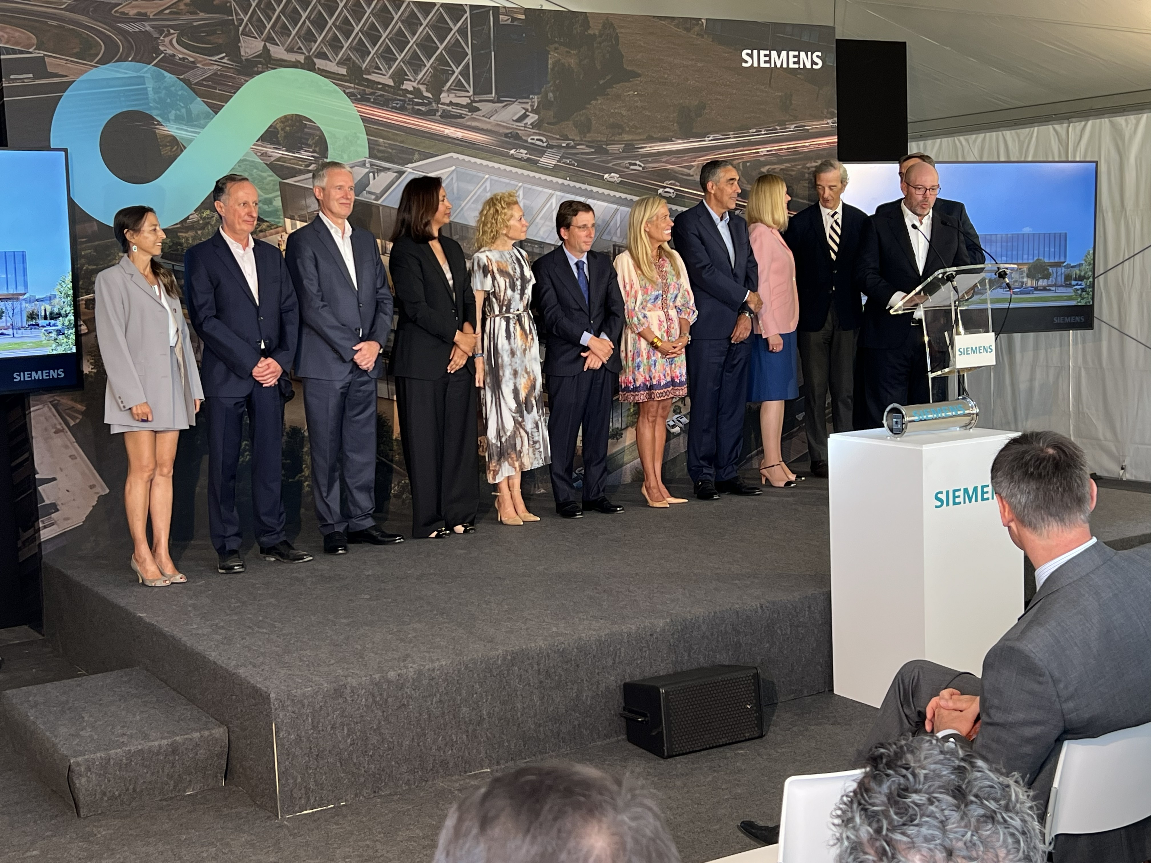 Foto de familia de todos los participantes en la ceremonia de colocaci�n de la primera piedra de la futura sede de Siemens en Espa�a...