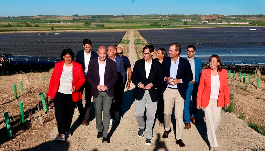 El presidente, durante la visita al parque solar. Fotograf�a: Rub�n Moreno / Generalitat de Catalunya