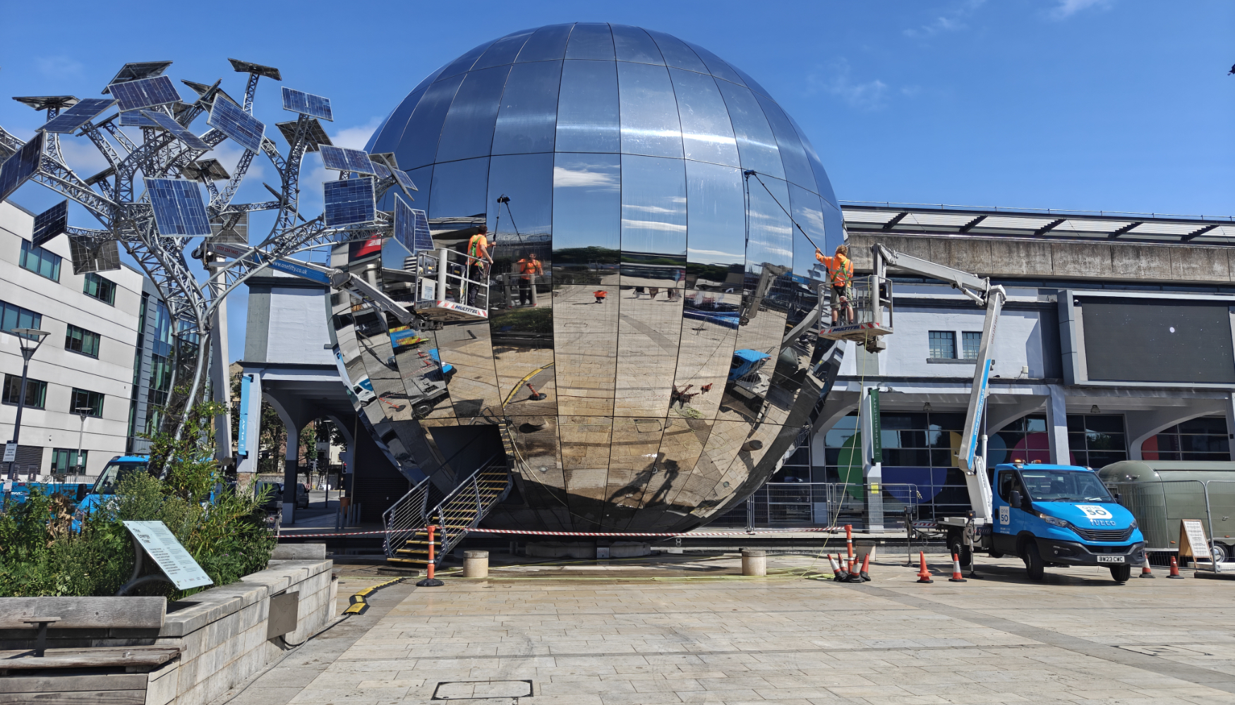 Plataformas Multitel MZ 250 trabajando en la limpieza del Planetario de Bristol
