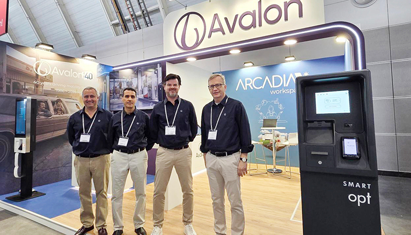 Parte del equipo de Avalon Software que estuvo presente en UNITI expo 2026