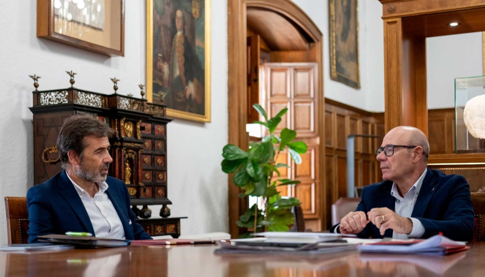 A la izq., Juan Rom�n, el director de Andaluc�a Aerospace, junto a Pedro Mercado, rector de la Universidad de Granada