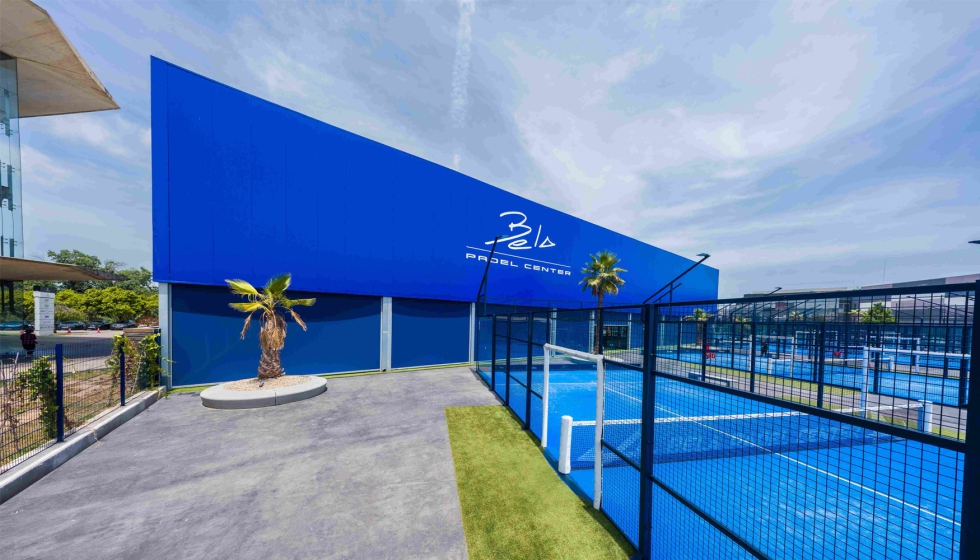 Bandalux ha instalado cortinas enrollables motorizadas para mejorar el confort en el Bela Padel Center Barcelona