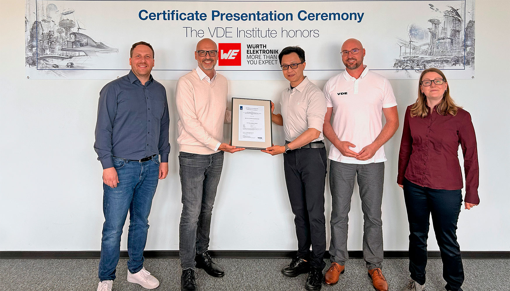 Entrega del certificado en Offenbach a Yangyang Chen, Head of Quality Design Center Asia de W�rth Elektronik en Shenzhen (3...