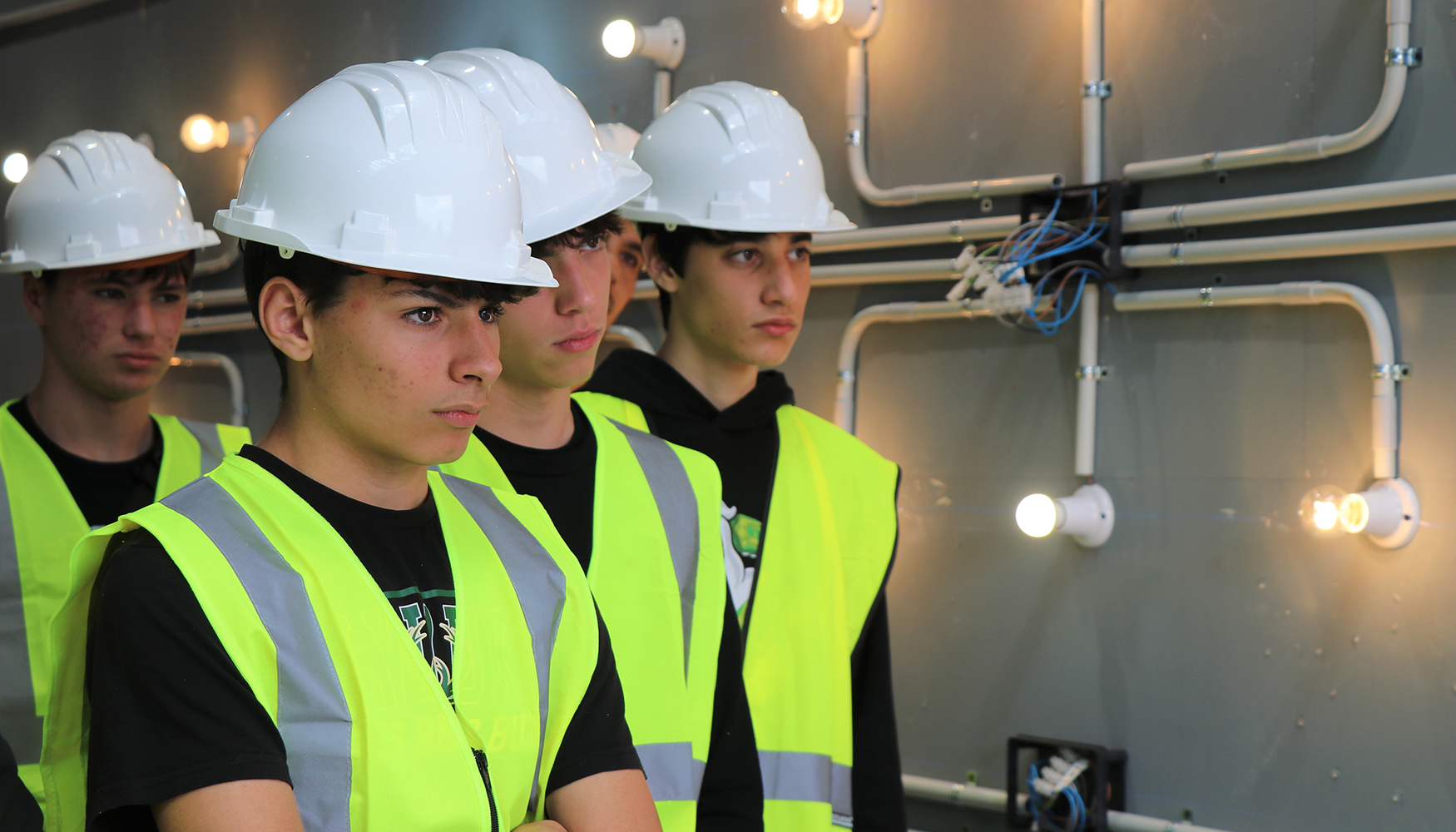 J�venes alumnos en un taller del sector