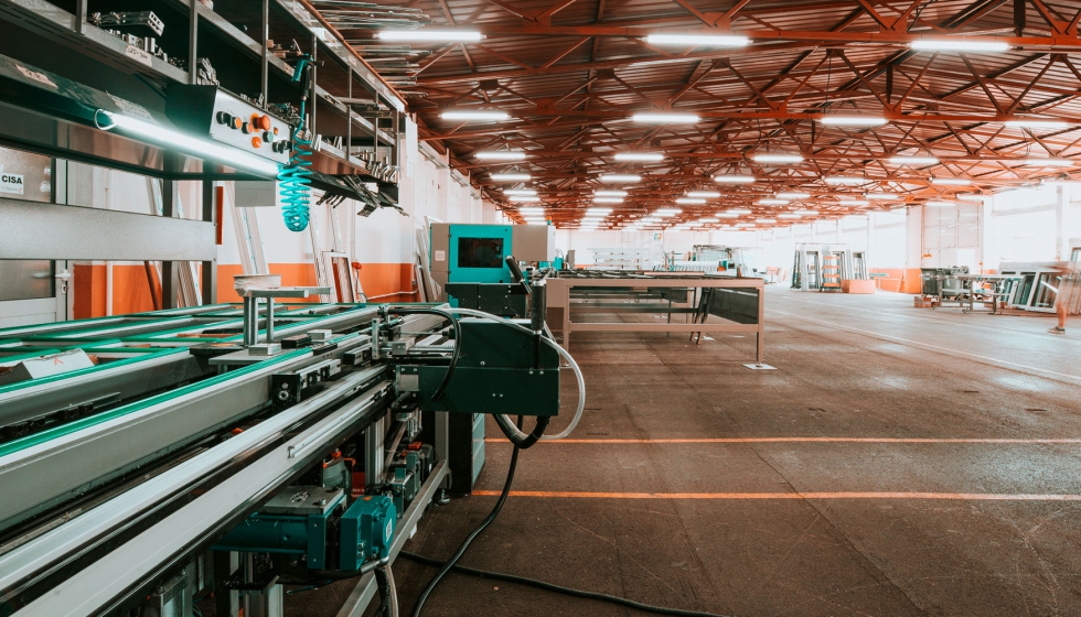 L�nea de producci�n industrial en funcionamiento en una gran f�brica moderna. Foto: Shixart1985 / Wikimedia Commons. Licencia: CC BY 2.0...