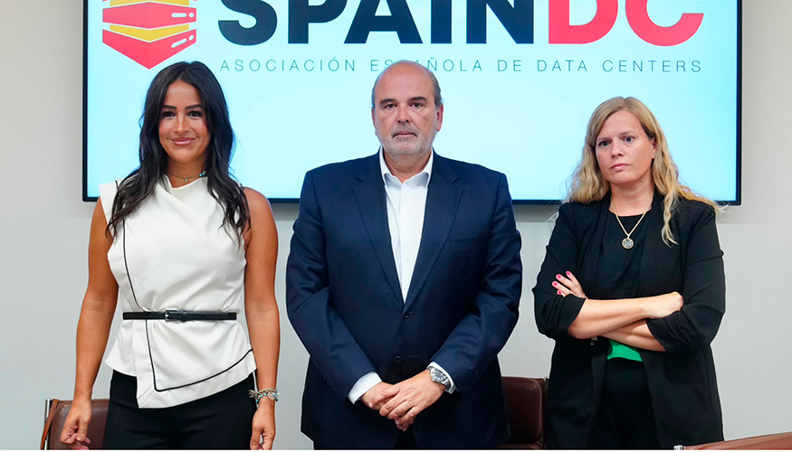 Bego�a Villac�s, directora ejecutiva de SpainDC; Emilio D�az, presidente de la asociaci�n y Cristina Riestra, directora de Industria, Energ�a...