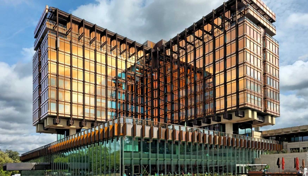 Edificio Royale Belge (Bruselas), con fachada con vidrios de baja emisividad y control solar de AGC. Foto Jean-Michel Byl - CoD...