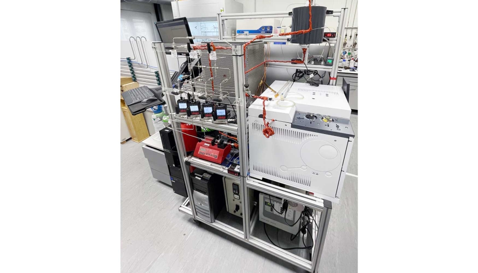 Reactor de lecho fijo en cont�nuo equipado con cromatograf�a de gases para el an�lisis en l�nea de reactivos y productos de reacci�n...