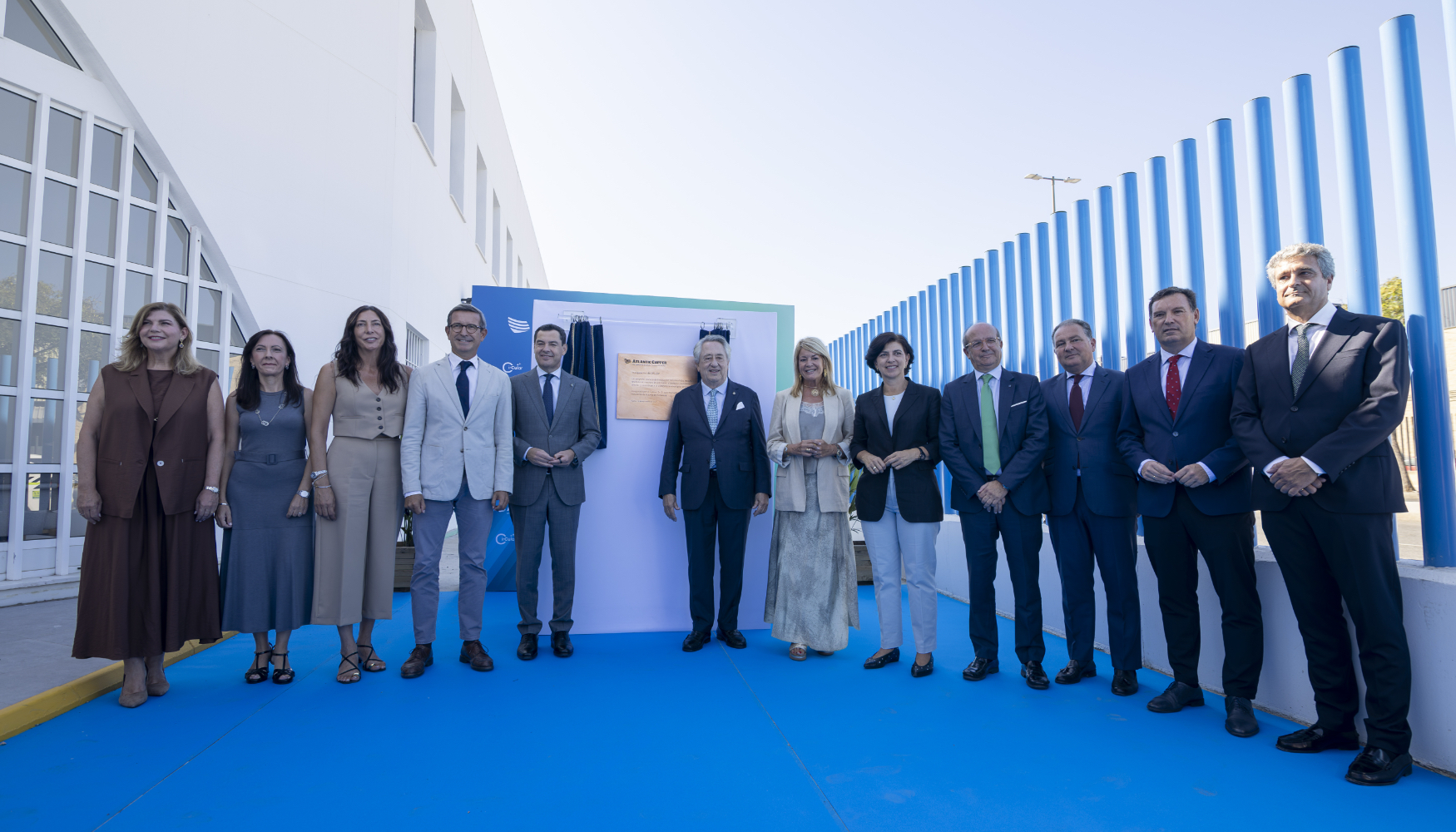 Foto de familia con las autoridades presentes en la inauguraci�n de CirCular