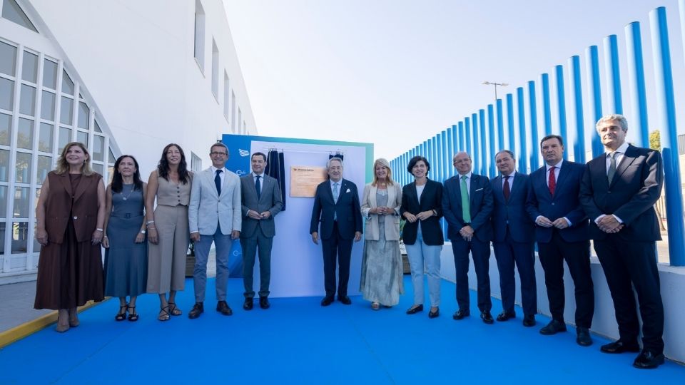 Foto de fam�lia com as autoridades presentes na inaugura��o da CirCular