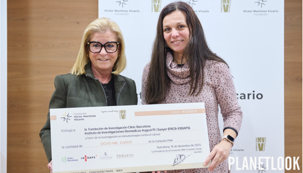 Entrega de un donativo por parte de la Sra. Ana Ribes a la Dra...