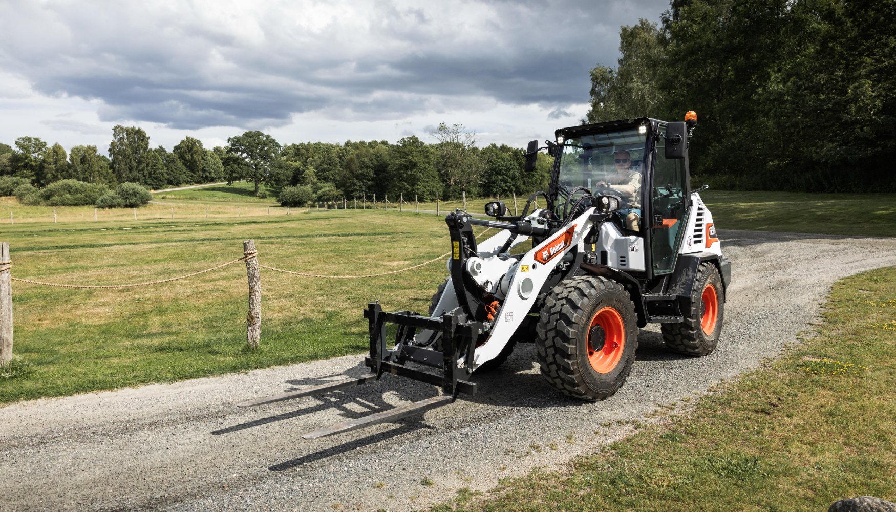 Nueva cargadora compacta de ruedas L100 (1,0 m� de capacidad del cuchar�n)