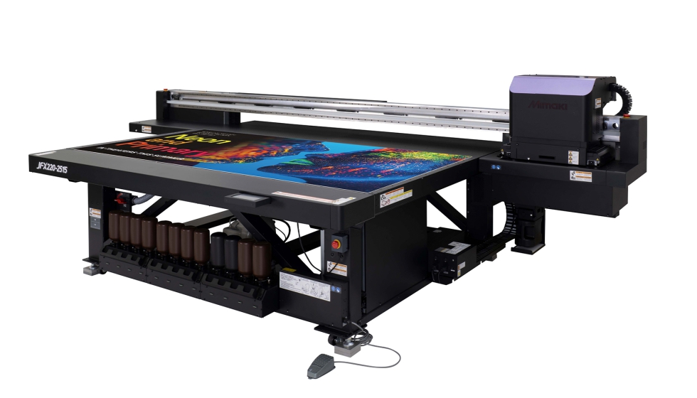 La impresora UV de cama plana JFX220-2515 ofrece una mayor automatizaci�n que ayuda a los proveedores de servicios de impresi�n a reducir los tiempos...