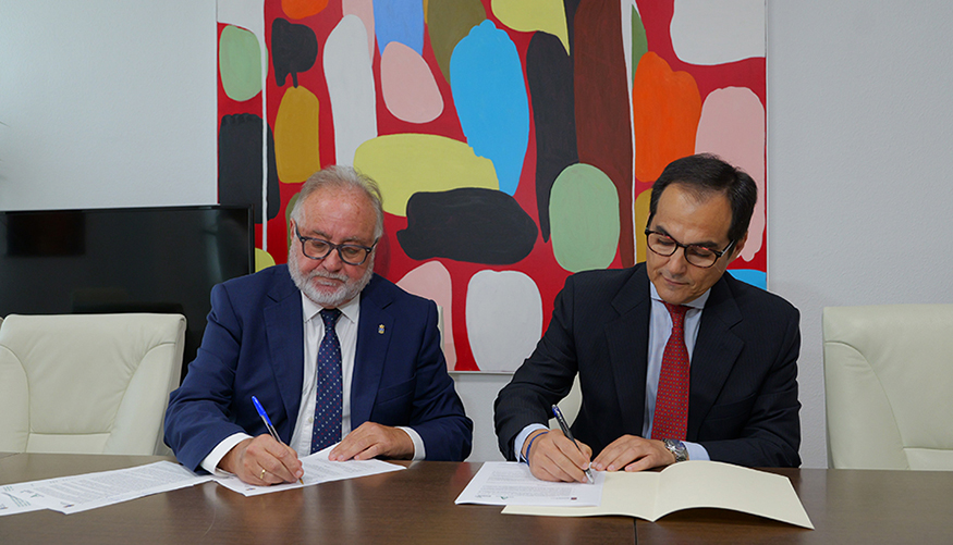Jos� Antonio Nieto y el alcalde de Alhaur�n de la Torre, Joaqu�n Villanova, firman el Convenio Misi�n