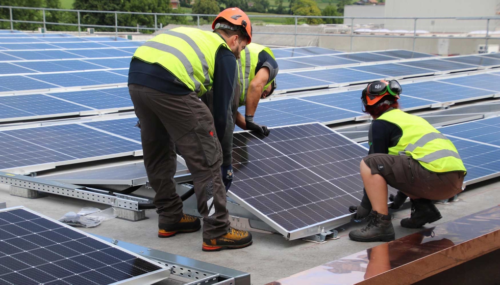 Entre las novedades de la compa��a est� Sika Solar Mount 2, un sistema que facilita la instalaci�n de paneles solares sobre cubiertas...