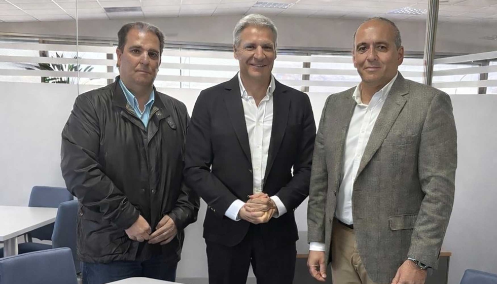 Ignacio Zamora, en el centro de la imagen, director de Ventas para Espa�a y Portugal de Guardian Glass, junto a los CEO de Evoglass...
