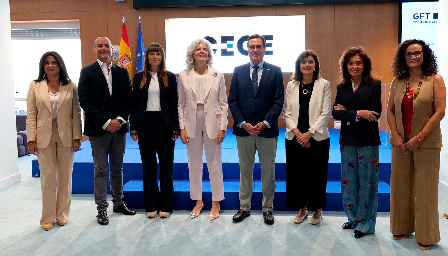 Las directivas participantes en la mesa redonda junto a Antonio Garamendi (CEOE), en el centro de la imagen, y Manuel Lav�n (GFT)...