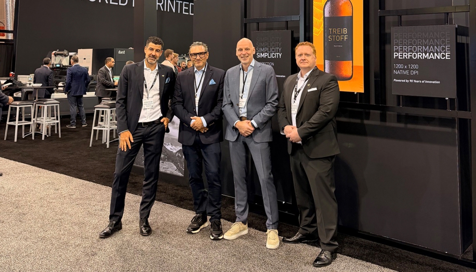 Foto de familia en el stand de Durst en Loupe America