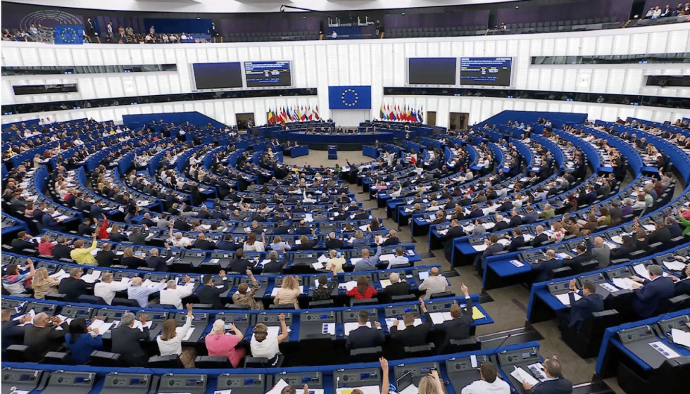 Votaci�n a mano alzada del Parlamento Europeo sobre las tres enmiendas incorporadas a la revisi�n del CBAM...