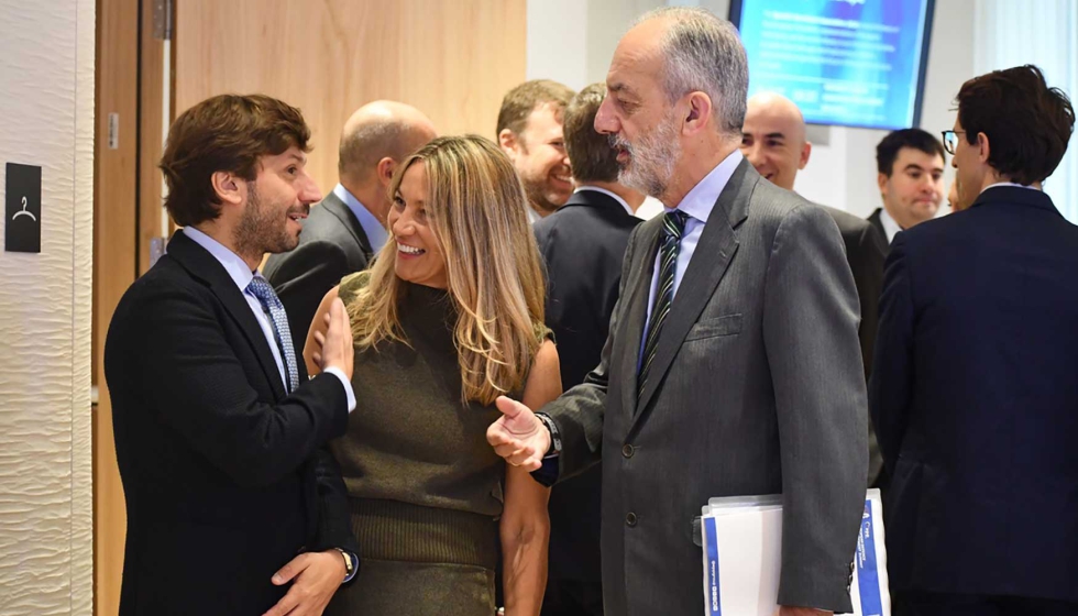 Reuni�n en Bruselas en octubre de 2025 entre eurodiputados y representantes del sector para analizar el impacto del CBAM. A la izqda...