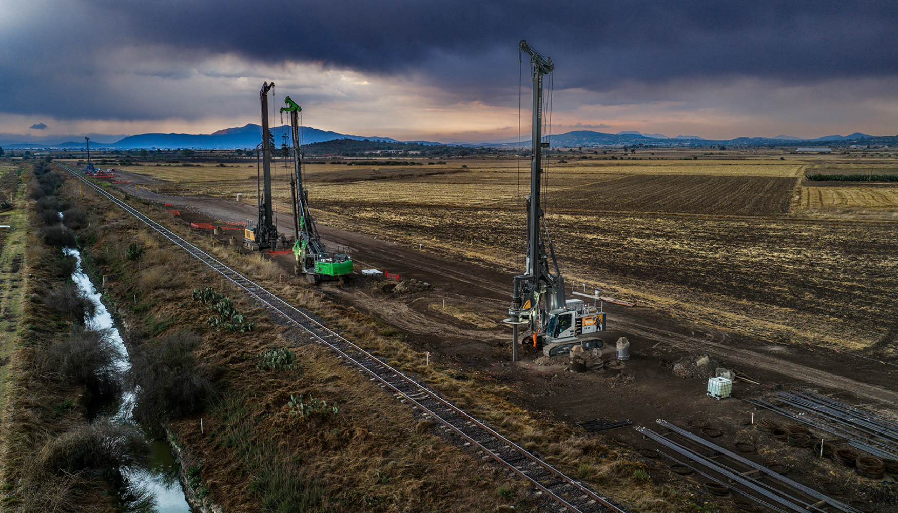 Grupo Olsa utiliza tres equipos de perforaci�n Liebherr para instalar los pilotes de cimentaci�n del proyecto ferroviario...