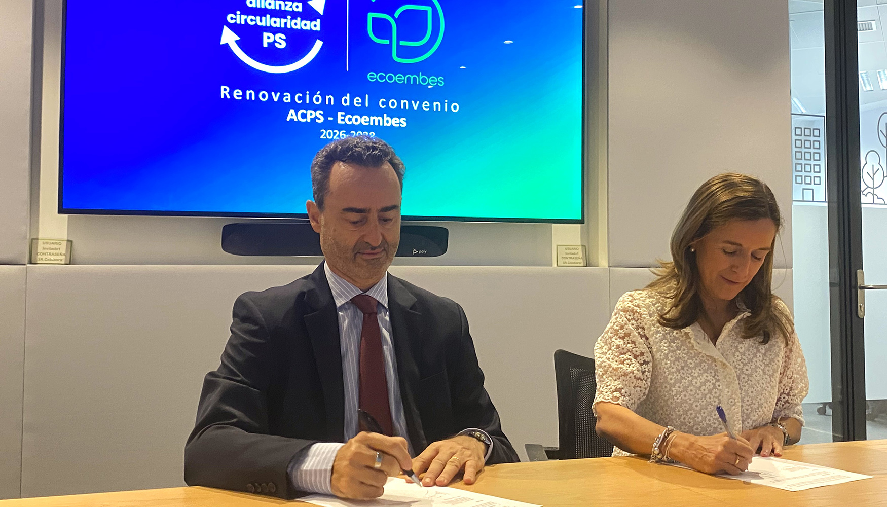 El director de la ACPS, Llu�s Farr�, junto a la consejera delegada de Ecoembes, Rosa Trigo, en la firma del acuerdo