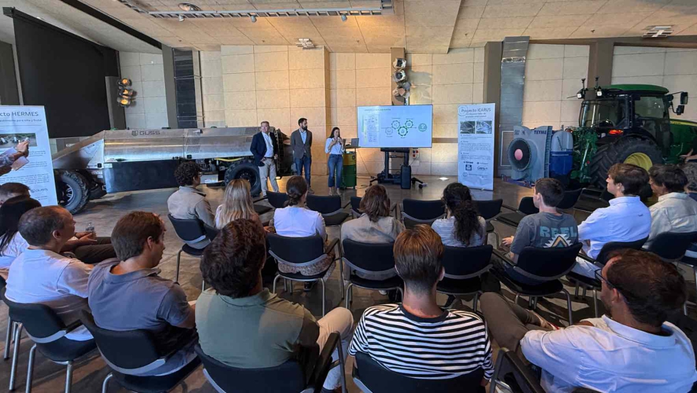 Los asistentes se dividieron en grupos para recorrer las diferentes estaciones