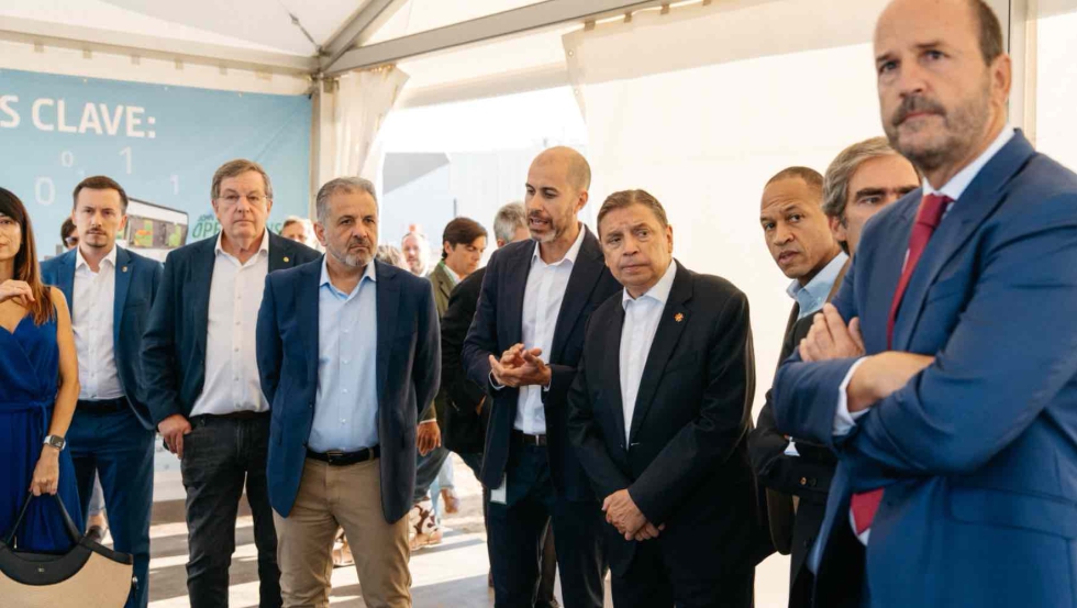 Directivos de John Deere ofrecen detalles del PIC y de sus novedades al ministro Luis Planas